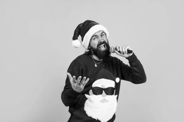 클라우스 모자를 수염의 크리스마스 노래방에서 아이스로 폰으로 노래하는 스웨터를 — 스톡 사진