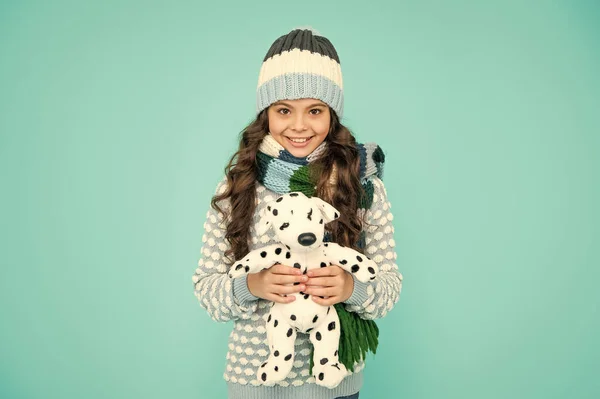 Criança Sorridente Feliz Tricô Segurar Brinquedo Menina Adolescente Fundo Azul — Fotografia de Stock