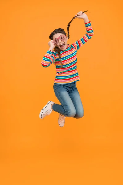 Menina Criança Salto Feliz Com Cabelo Trançado Usar Cor Arco — Fotografia de Stock