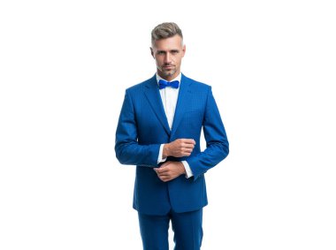 Beyaz arka planda izole edilmiş papyonlu zarif erkek garson..