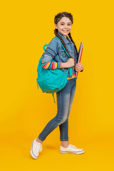 快乐的女生黄背景 少女回到学校去了 9月1日学校教育 — 图库照片