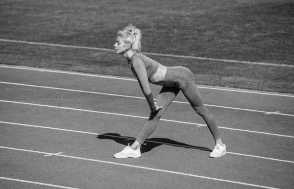 Sexy Sportieve Vrouw Stretching Warming Sportkleding Stadion Running Track Gezondheidszorg — Stockfoto