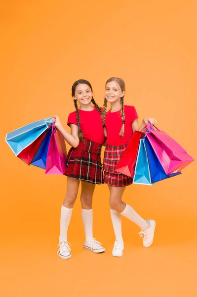 Einkaufen Hause Große Umsätze Schulmädchen Mit Paketen Kauf Schwarzer Freitag — Stockfoto