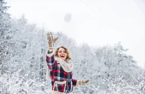Мають Бійку Сніжками Щаслива Жінка Грає Сніжки Відкритому Повітрі Дівчина — стокове фото