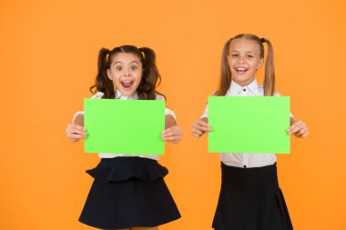 Sosyal poster fotokopi alanı. Sosyalleşme çocukların birbirleriyle nasıl geçindiğini içerir. Okulun sosyalleşmesi. Kız okul üniforması posteri. Okul konseptine geri dönelim. Liseli kızlar gösteri afişi.
