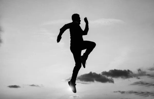 Energisk Man Löpare Siluett Kör Till Framtiden Mot Solnedgången Himlen — Stockfoto