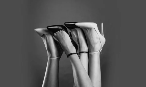 Kvinnliga Fötter Bekväma Högklackade Skor Mode — Stockfoto