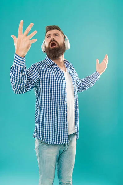 Sıradan Tişörtlü Sakallı Adam Şarkısını Mavi Arka Plandaki Yığınla Şarkıyı — Stok fotoğraf