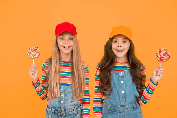Ausdruck Von Positivität Lächelnde Schwestern Lutschen Bonbons Kinder Haben Partyspaß — Stockfoto