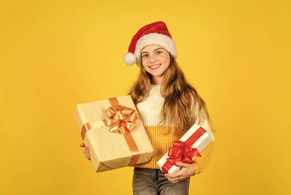 Bevásárlás Gyerek Ajándékot Választ Családjának Egy Aranyos Kislány Karácsonyi Ajándékokat — Stock Fotó