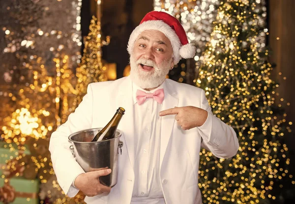 サンタはシャンパンを飲む 冬のお祝い 新年の贈り物 冬の伝統 大人のパーティーのコンセプト アルコールだ メリークリスマス 幸せな髭の男だ 男サンタ帽子スパークリングワインを飲む 冬休み — ストック写真
