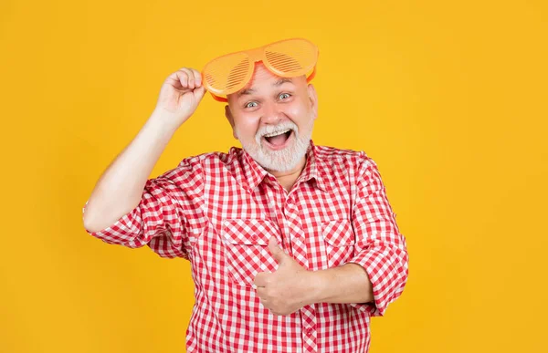Verrast Senior Man Opa Party Bril Gele Achtergrond — Stockfoto
