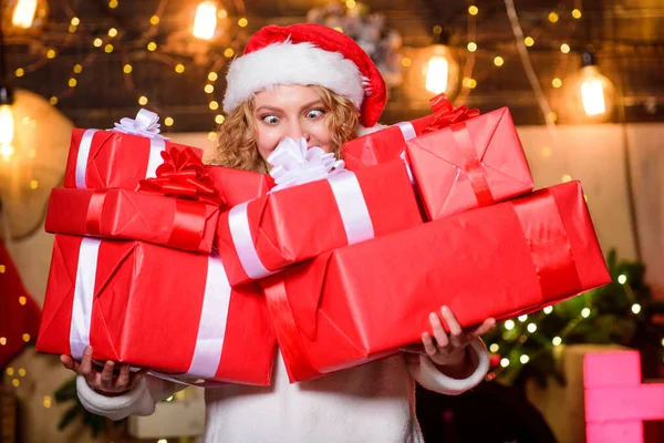准备惊喜 快乐的女人拿着礼品盒 给予和接受 选择完美的礼物 这里出售的是和平与欢乐 礼品店假日忙忙碌碌 如何在圣诞节购物时省钱贴士 — 图库照片