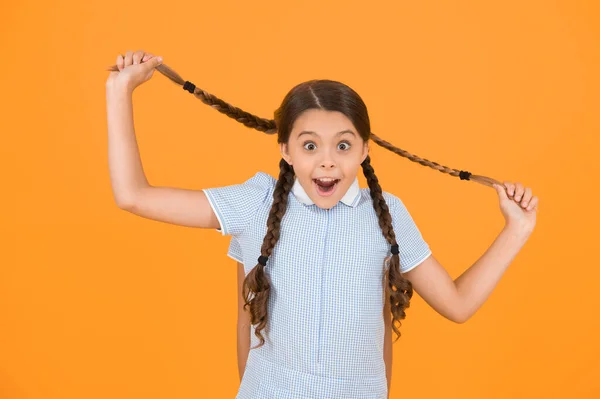 Friseursalon Nette Schulmädchen Mädchen Mit Geflochtener Frisur Fröhliche Schulmädchen Gelben — Stockfoto