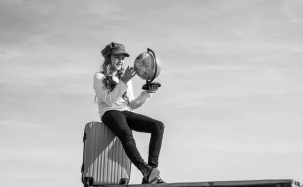 Tini Lány Gömb Utazási Táska Égbolt Háttér Másolás Tér Utazás — Stock Fotó