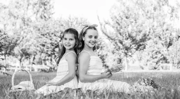 Małe Dziewczynki Przyjaciele Piknik Środowiska Naturalnego Świętować Lato — Zdjęcie stockowe