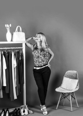 Moda butiği ve gardıropta kıyafet seçen şık bir kadın..