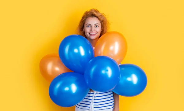 Gadis Bahagia Mengadakan Pesta Balon Studio Gadis Dengan Balon Untuk — Stok Foto