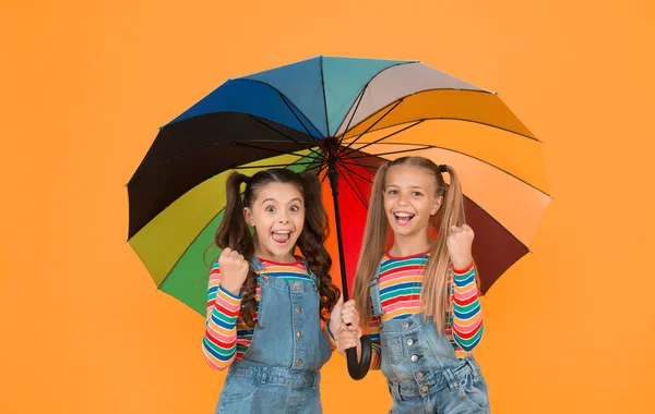 Säker Plats Mode Tillbehör Flickor Med Paraply Regnig Dag Lycklig — Stockfoto