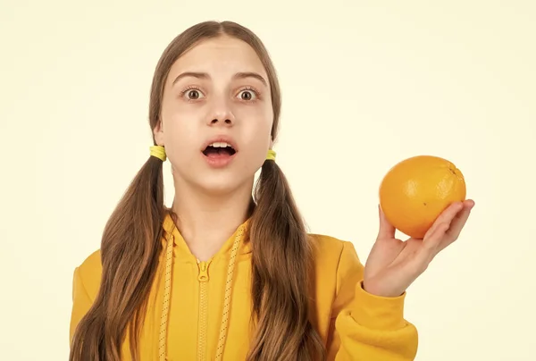 Κατάπληκτη Έφηβη Πορτοκάλια Εσπεριδοειδή Βιταμίνη Και Δίαιτα Παιδί Τρώει Υγιεινά — Φωτογραφία Αρχείου