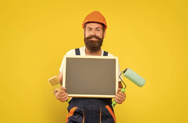 Happy Man Renovator Helm Und Arbeitskleidung Halten Farbroller Pinsel Und — Stockfoto