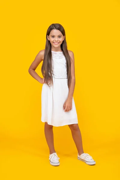 Χαρούμενο Έφηβο Παιδί Λευκό Φόρεμα Στέκεται Κίτρινο Φόντο — Φωτογραφία Αρχείου