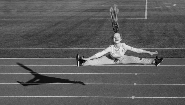 Счастливая Энергичная Атлетическая Девушка Выполняет Воздушный Раздельный Прыжок Легкой Атлетике — стоковое фото