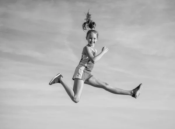 Senso Libertà Energico Teen Ragazza Saltando Sfondo Cielo Ragazzo Sportivo — Foto Stock