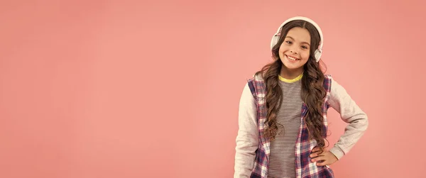 Lächelndes Kind Das Musik Kopfhörern Auf Rosa Hintergrund Mit Kopierraum — Stockfoto