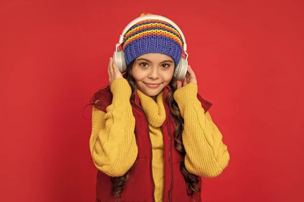 Χαρούμενο Παιδί Καπέλο Ακούει Μουσική Ακουστικά Ακουστικά — Φωτογραφία Αρχείου