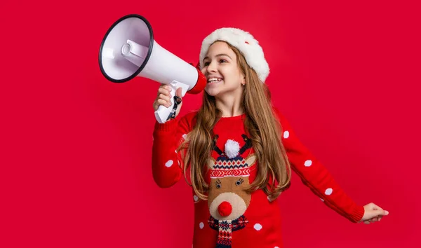 Genç Kızların Noel Indiriminde Hoparlör Tutmasına Sevindim Mutlu Noeller Kırmızı — Stok fotoğraf