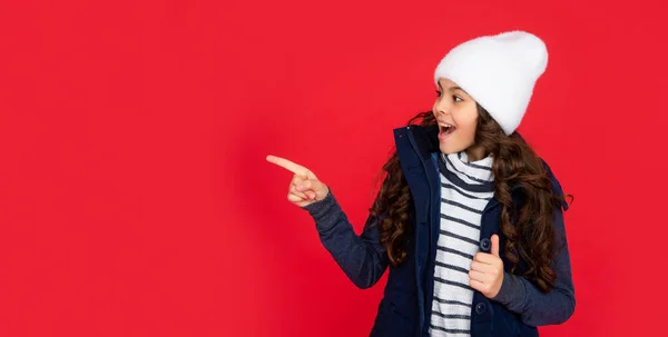Ilmaista Positiivisia Tunteita Talvella Muoti Osoita Sormella Kopiotilaa Tunteellinen Poika — kuvapankkivalokuva