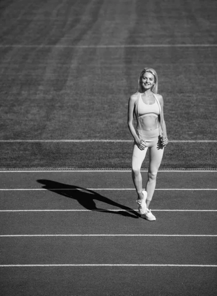 Atleta Mulher Enérgica Sportswear Com Pular Corda Aquecimento Estádio Fazer — Fotografia de Stock