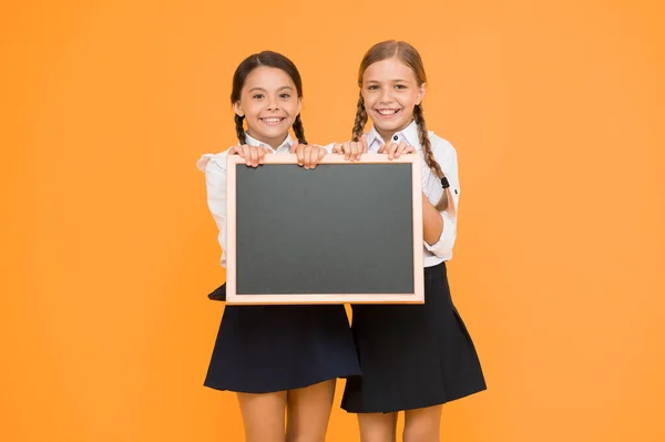 Plaats Voor Informatie Kleine Kinderen Met Blanco Schoolbord Voor Informatie — Stockfoto