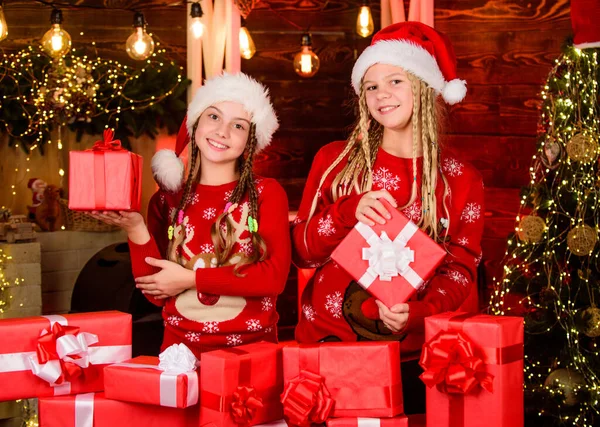 女朋友们庆祝圣诞节 度假前购物 拿起完美的礼物 很有感情的孩子节礼日节日快乐孩子们欢快的圣诞节前夕 圣诞礼物概念 — 图库照片