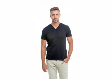 Beyaz arka planda izole edilmiş yakışıklı, olgun, kır saçlı adam. Gri tişörtlü, kır saçlı adam. Boz adam tarzı. Grimli adamın stüdyo çekimi..