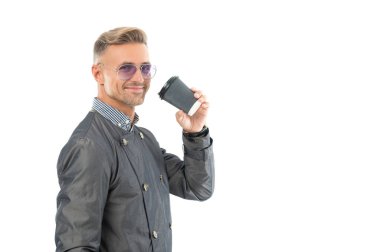 Yarım dönüş mutlu iş adamı montlu işadamı kahve molası veren beyaz kahve fincanı stüdyosu, fotokopi odası.