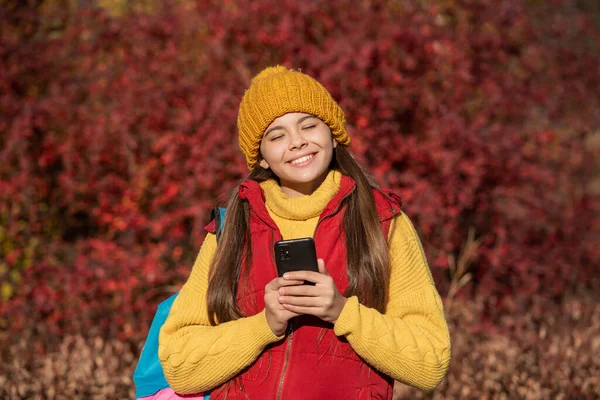 Positivo Adolescente Menina Conversando Smartphone Outono — Fotografia de Stock