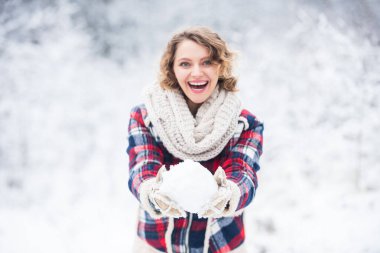 Heyecan verici kış fotoshoot fikirleri. Kar taneleri küçük kristallerdir. Kar eşsiz bir cazibe katar. Kış kıyafeti. Kar dışarıdaki her şeyi harika gösteriyor. Kadın sıcak giysileri, karlı orman. Doğa karla kaplı.