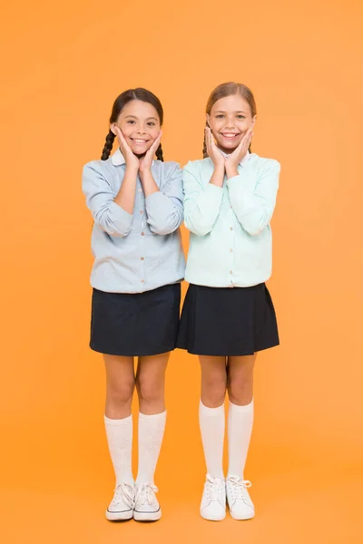 Leuke Schoolmeisjes Klasgenoten Eerste Schooldag Sisterhood Vriendschap Vrolijke Sfeer Concept — Stockfoto