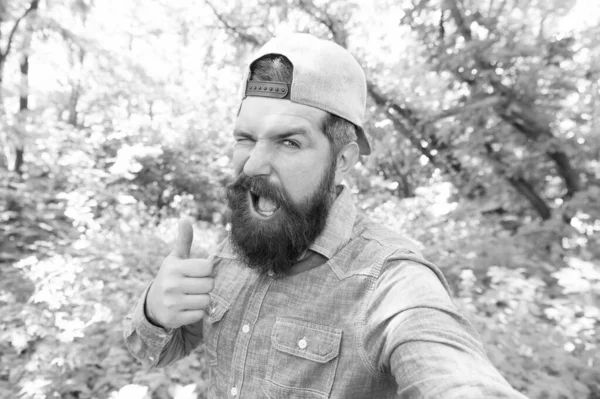 Mutlu Sakallı Olgun Bir Adam Yaz Ormanlarında Selfie Çekiyor Başparmağını — Stok fotoğraf