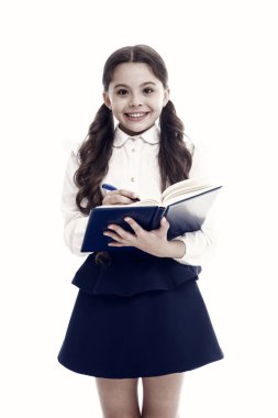 Koordinasyon süreci. Eğitime odaklanmış. Çocuk kız öğrenci okumayı seviyor. Ortaokulda eğitim. Özel ders. Sevimli çocuk kız öğrenci. Örgün eğitim kavramı. Okul eğitiminin temelleri.