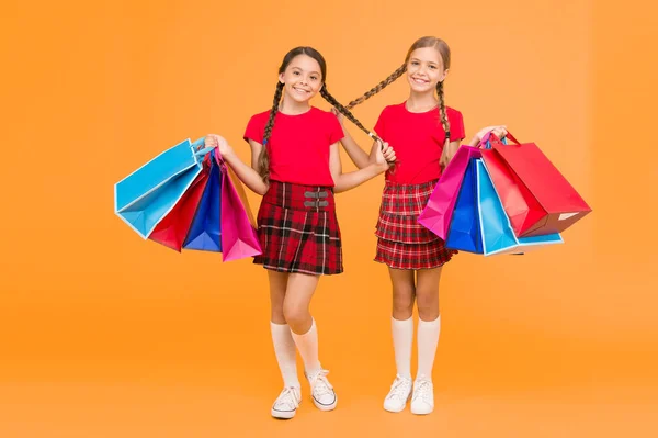 Perfecte Dag Schoolmeisjes Met Pakketten Aankoop Zwarte Vrijdag Vakantie Presenteert — Stockfoto