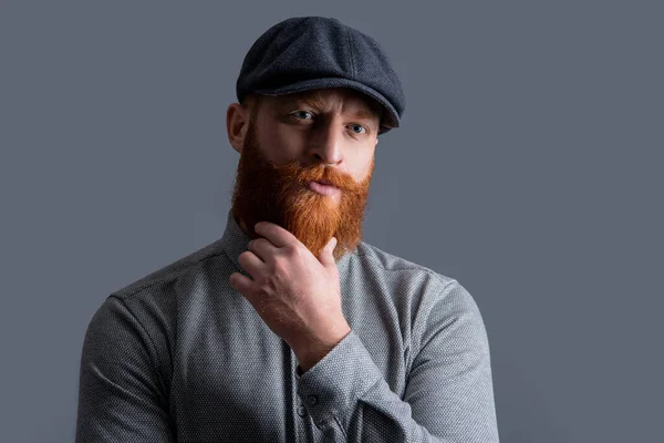 Retrato Irlandés Aislado Gris Tipo Serio Acariciando Barba Roja Tipo —  Fotos de Stock