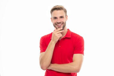 Kirli sakallı genç adam beyaz arka planda izole edilmiş. Kırmızı gömlekli traşsız bir adam. Kirmizi gömlek giyen sakalli adam. Stüdyoda sakallı bir adam..