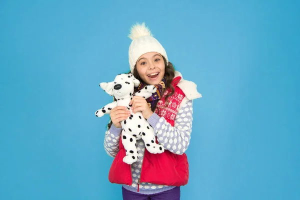 Gelukkig Kind Houdt Zacht Speelgoed Vast Meisje Glimlach Met Speelgoedhond — Stockfoto