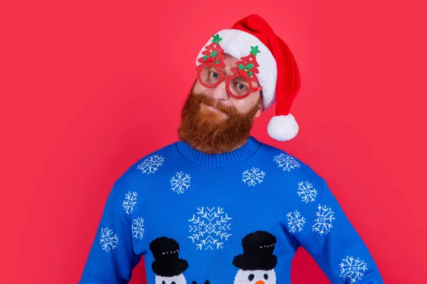 クリスマスとパーティーだ クリスマスパーティーの眼鏡の正の男は休日を祝う 赤い背景に孤立した休日のクリスマスの男 — ストック写真