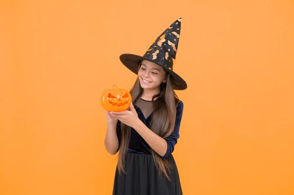 Счастливая Ведьма Подросток Тыквенным Валетом Фонарь Носить Костюм Волшебника Хэллоуин — стоковое фото