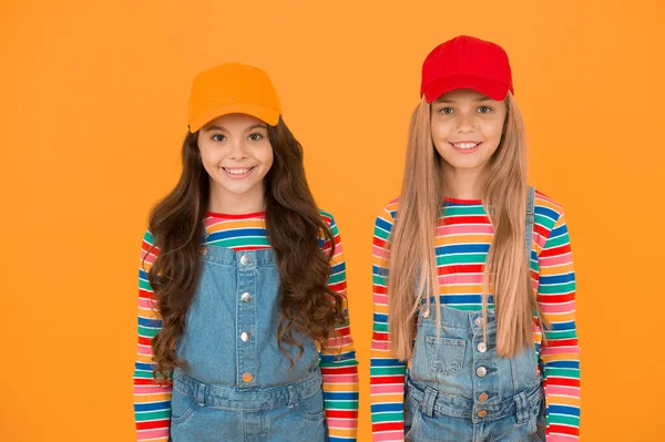 Hip Hop Mädchen Kleine Mädchen Lächeln Auf Gelbem Hintergrund Fröhliche — Stockfoto