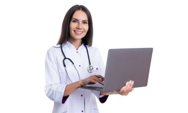 Telehealth için hemşire bilgisayarının fotoğrafı beyaz önlük giyin. Hemşireden tele sağlık. Hemşire ve tele sağlık beyaz arka planda izole edilmiş. Stüdyoda telehealth laptop 'u olan hemşire.